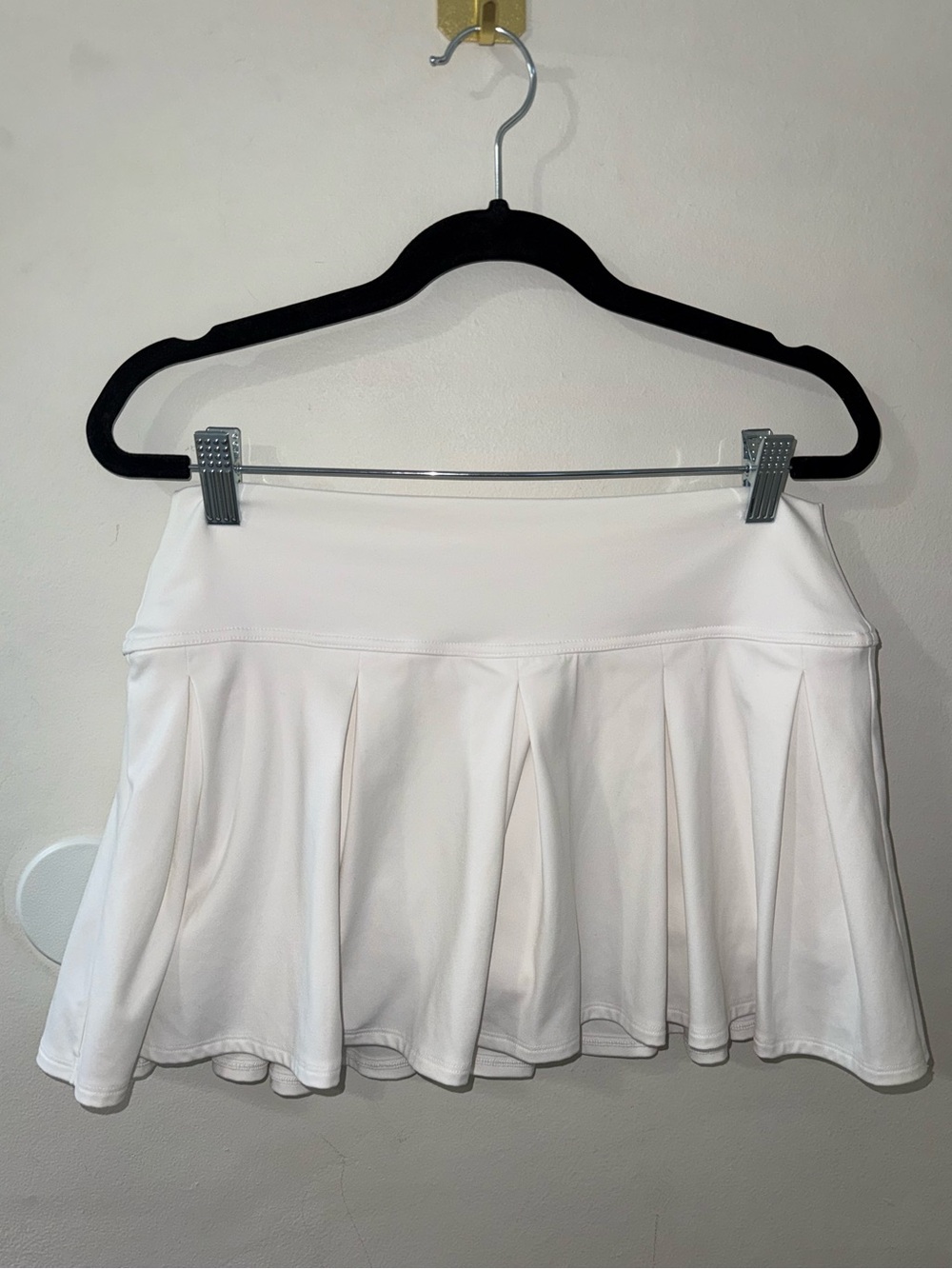Gilly Hicks White Performance Skirt With Shorts Under - Sporty Pleated Design